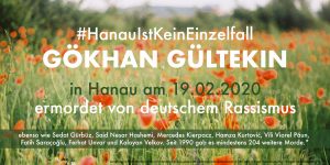 Ein Mohnfeld. Darauf steht: "#HanauIstKeinEinzelfall. Görkan Gültekin in Hanau am 19.02.2020 ermordet von deutschem Rassismus" | © Claus R. Kullak | www.crk-respublica.de