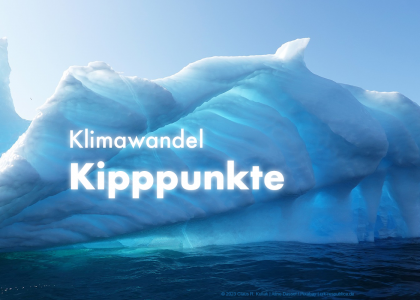 Die Eiswand eines frisch gekippten Eisberges auf Grönland ragt aus dem Meer. Sonnenlicht schimmert durch das blaue Eis. Darüber steht: "Klimawandel-Kipppunkte" | © Claus R. Kullak | Aline Dassel / Pixabay | crk-respublica.de