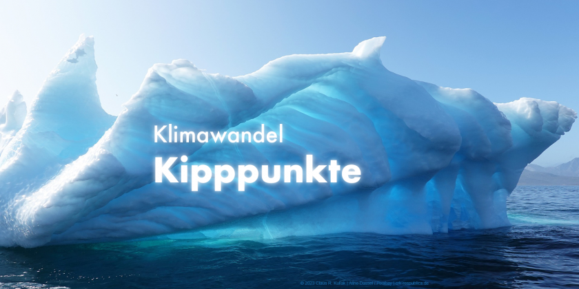 Die Eiswand eines frisch gekippten Eisberges auf Grönland ragt aus dem Meer. Sonnenlicht schimmert durch das blaue Eis. Darüber steht: "Klimawandel-Kipppunkte" | © Claus R. Kullak | Aline Dassel / Pixabay | crk-respublica.de