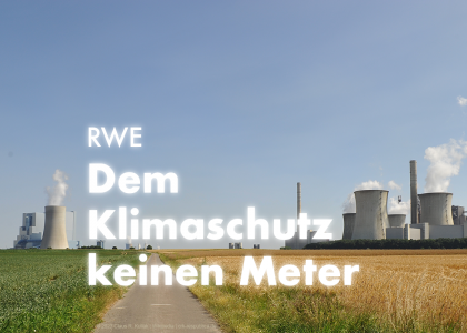 Das Kraftwerk Neurath von hinten gesehen. Davor Felder. Hier soll die Kohle aus Lützerath verbrannt werden. Darüber steht: "RWE: Dem Klimaschutz keinen Meter" | © 2023 Claus R. Kullak | crk-respublica.de