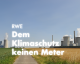 Das Kraftwerk Neurath von hinten gesehen. Davor Felder. Hier soll die Kohle aus Lützerath verbrannt werden. Darüber steht: "RWE: Dem Klimaschutz keinen Meter" | © 2023 Claus R. Kullak | crk-respublica.de