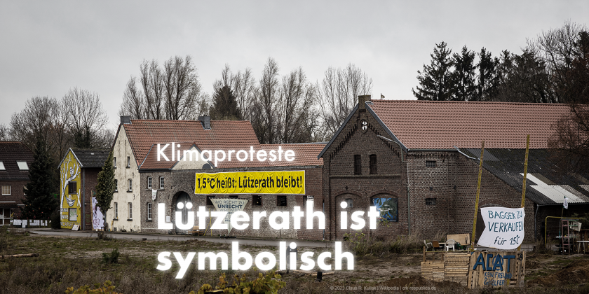 Eine Häuserzeile in Lützerath. Daran hängt ein Plakat das knallgelb hervorsticht. Es sagt: "1,5 °C heißt: Lützerath bleibt". Auf dem Bild steht: "Klimaproteste: Lützerath ist symbolisch". | © Claus R. Kullak | Wikipedia | crk-respublica.de