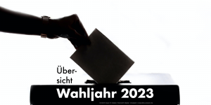 Schattenriss im Gegenlicht: Eine Hand wirft einen Wahlzettel in eine Urne. Darüber steht "Übersicht Wahlenjahr 2023" | Claus R. Kullak | Element5 Digital / Unsplash | crk-respublica.de