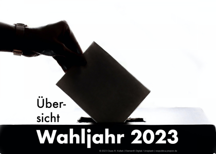 Schattenriss im Gegenlicht: Eine Hand wirft einen Wahlzettel in eine Urne. Darüber steht "Übersicht Wahlenjahr 2023" | Claus R. Kullak | Element5 Digital / Unsplash | crk-respublica.de