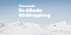 Hinter einer schneebedeckten Ebene erheben sich schneebedeckte Berge. Alles ist fast vollständig Weiß in Weiß. Darüber steht: "Klimawandel: Eis-Albedo-Rückkopplung". | © Claus R. Kullak | crk-respublica.de