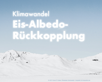 Hinter einer schneebedeckten Ebene erheben sich schneebedeckte Berge. Alles ist fast vollständig Weiß in Weiß. Darüber steht: "Klimawandel: Eis-Albedo-Rückkopplung". | © Claus R. Kullak | crk-respublica.de