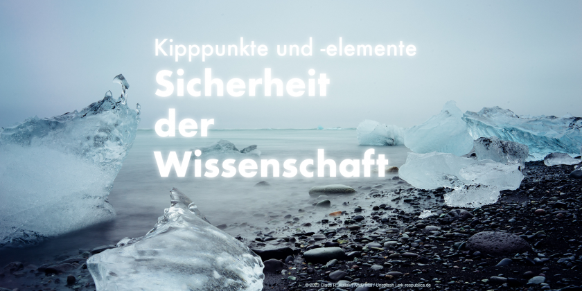 Tauendes Meereis an einem Kiesstrand. Darüber steht: "Kipppunkte und -elemente: Sicherheit der Wissenschaft" | © Claus R. Kullak | Andy Mai / Unsplash | crk-respublica.de
